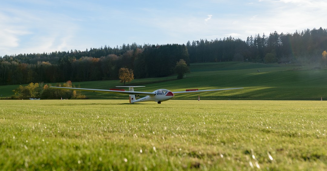 Read more about the article Even many years after its construction, the Cirrus is still a beautiful sailplane #gliding #soaring #segelflug #segelfliegen #volavoile #glidingpictures #pilotlife #cirrus  #schempphirth #aviation #sfvs_fsvv #sgzuerich @sg_zuerich