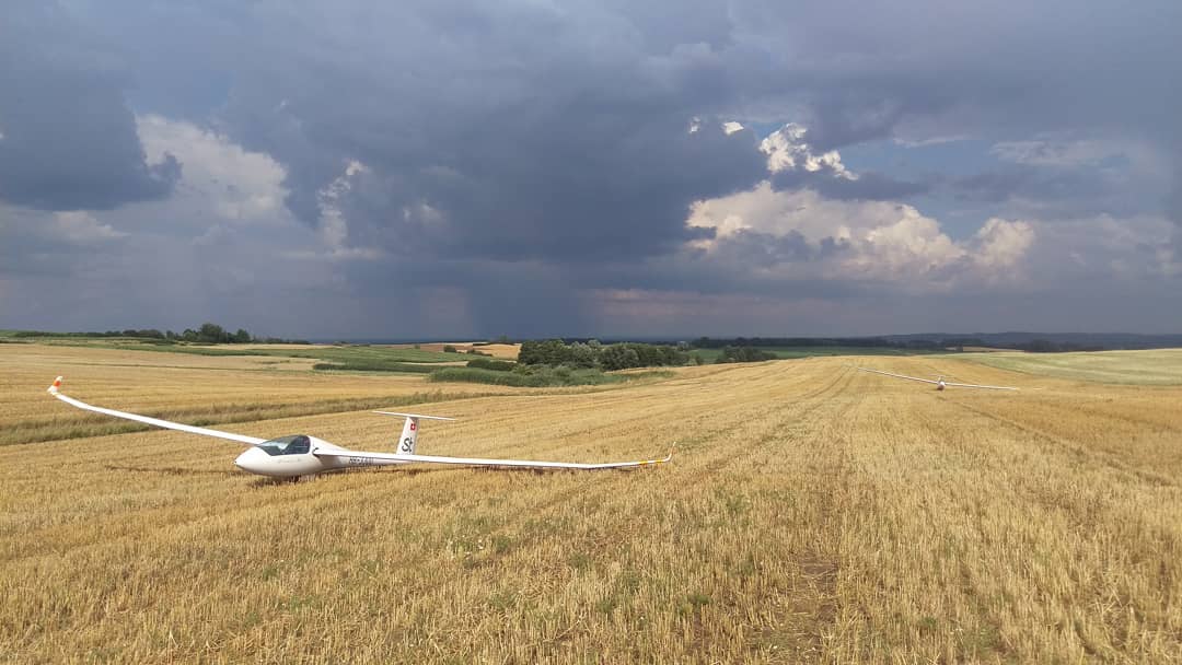 Due to heavy rainshowers at the second turnpoint, the flight ended there in a field