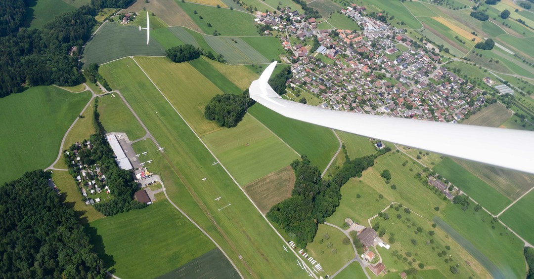 Can you spot all the little things that happen at an airfield? #gliding #soaring #segelflug #segelfliegen #volavoile #glidingpictures #pilotlife #discus2 #schempphirth #aviation #sgzuerich @sg_zuerich