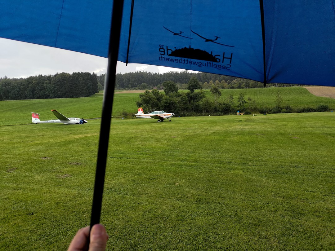 Let's introduce prospective flight instructors to their new flying weather #gliding #soaring #segelflug #segelfliegen #volavoile #glidingpictures #pilotlife #ask21 #schleicher #rainydays #sgzuerich @sg_zuerich @jonaspitschen @soenkeahlborn