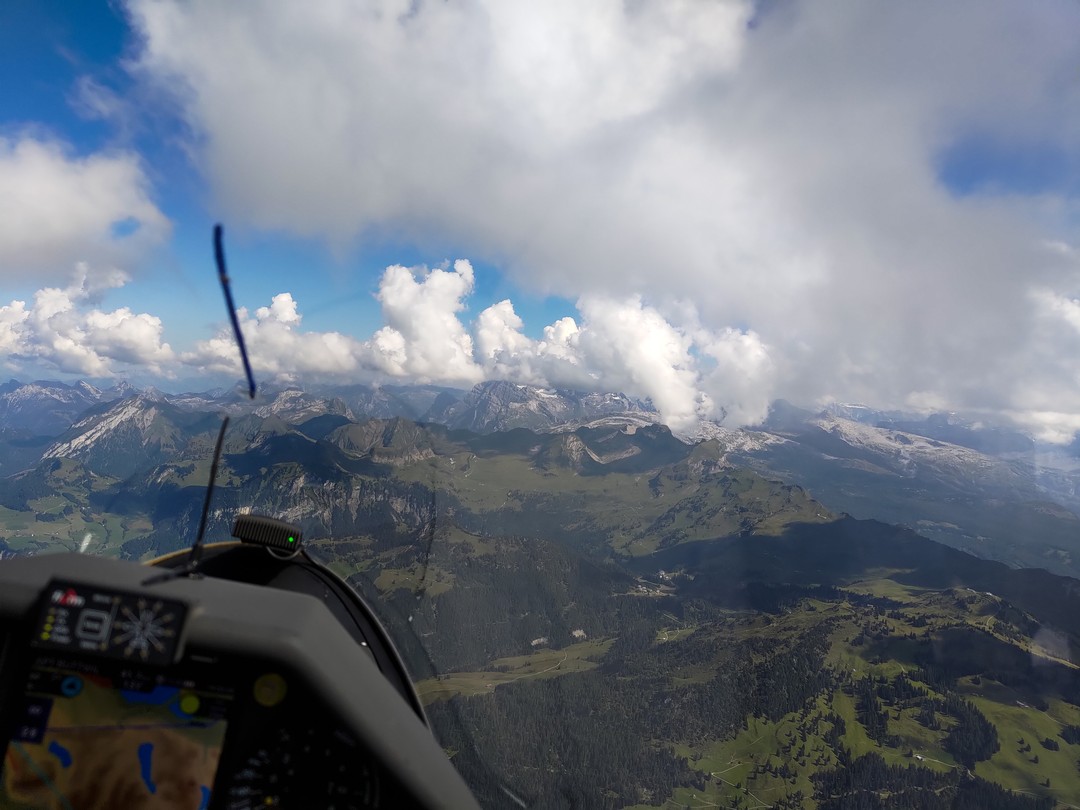 In front of you, the Alps #gliding #soaring #segelflug #segelfliegen #volavoile #glidingpictures #pilotlife #discus2 #schempphirth #aviation #alps #sotecc #lxnavigation #sgzuerich @sg_zuerich