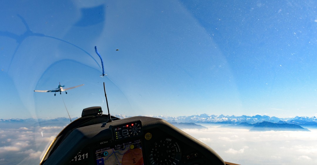 Sometimes you need a tow pilot to climb above the clouds #gliding #soaring #segelflug #segelfliegen #volavoile #glidingpictures #pilotlife #discus2 #schempphirth #aviation #aerotow #towplane #vargakachina #sotecc #lxnavigation #sfvs_fsvv #sgzuerich @sg_zuerich
