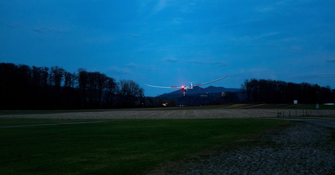 Landing lights on #sotecc #gliding #soaring #segelflug #segelfliegen #volavoile #glidingpictures #pilotlife #discus2 #schempphirth #aviation #sfvs_fsvv #sgzuerich #birrfeld @sg_zuerich