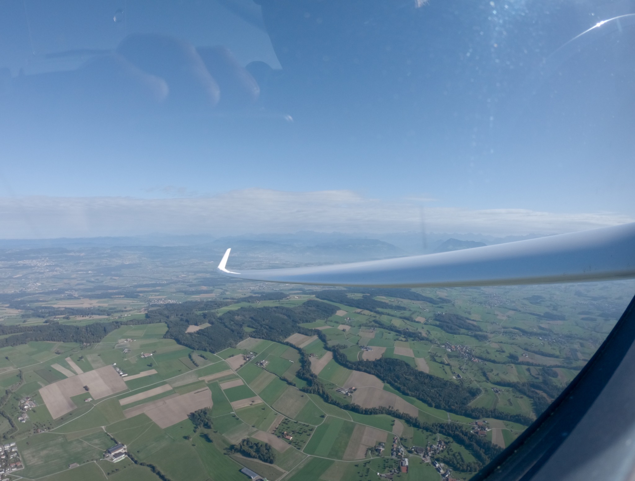 Looking back over my shoulder and the wings that carry me #gliding #soaring #segelflug #segelfliegen #volavoile #glidingpictures #pilotlife #aviation #sfvs_fsvv #sgzuerich @sg_zuerich