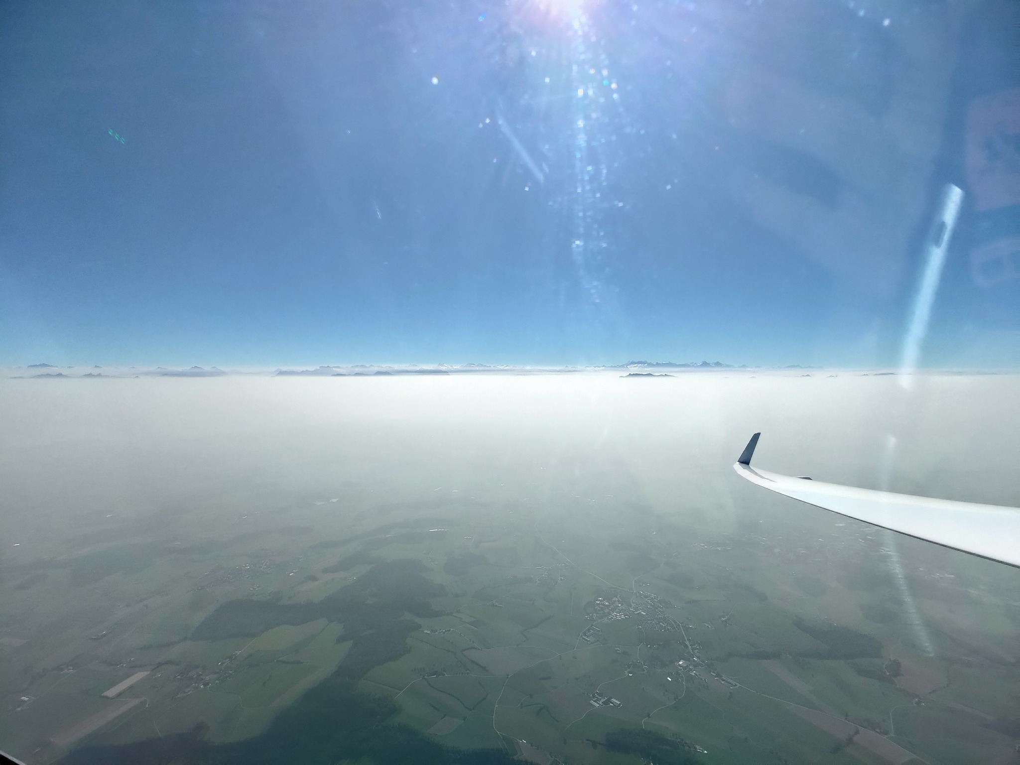 Some mountain peaks are looking out of the inversion layer #gliding #soaring #flying #segelflug #segelfliegen #volavoile #voleplaneur #glidingpictures #pilotlife #aviation #sfvs_fsvv #sgzuerich @sg_zuerich