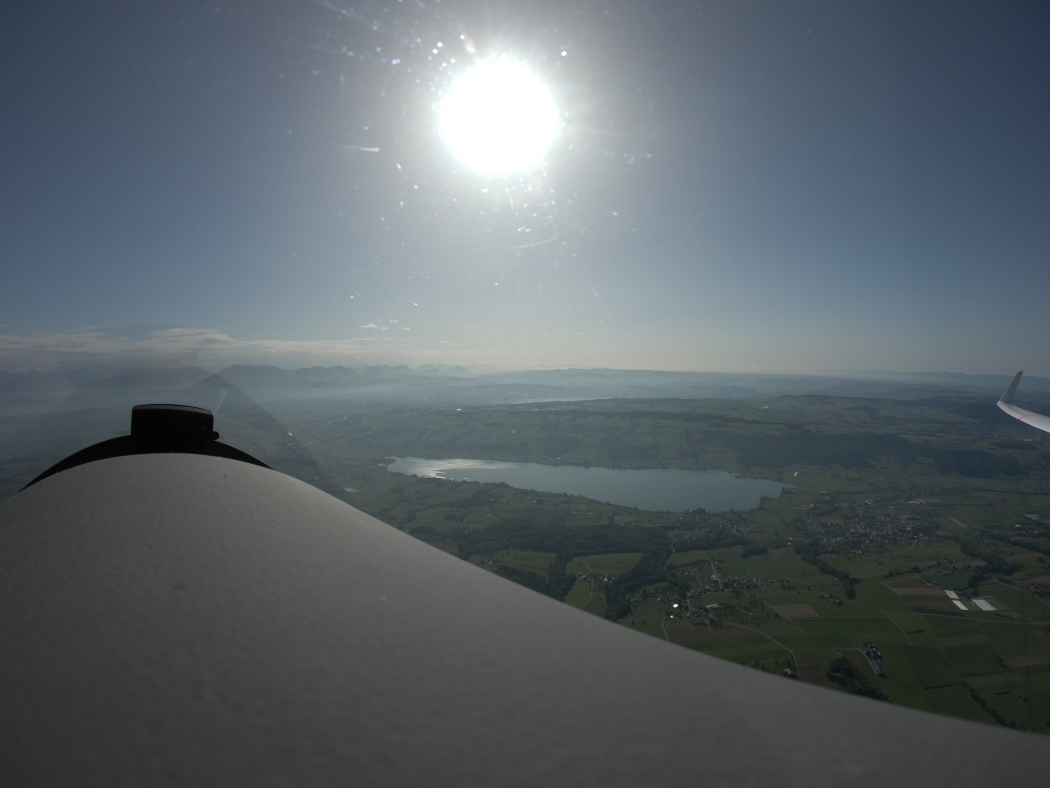 The Alps, lakes and a sun slowly approaching the horizon #gliding #soaring #segelflug #segelfliegen #volavoile #glidingpictures #pilotlife #aviation #sfvs_fsvv #sgzuerich @sg_zuerich